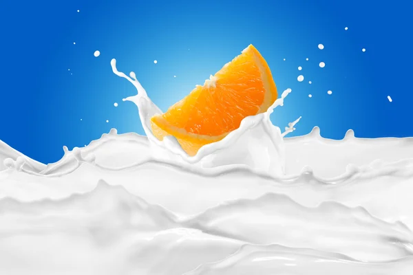 橙色军团在牛奶飞溅 — 图库照片