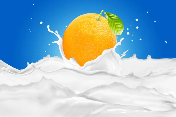 Oranžová na mléko stříkající — Stock fotografie