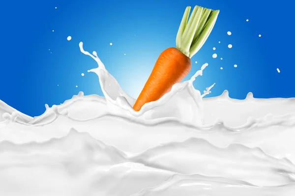 在牛奶溅上的胡萝卜 — 图库照片