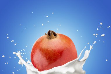 Nar süt Splash üzerinde