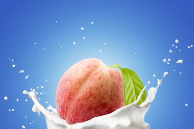 Süt sıçrama ile taze şeftali