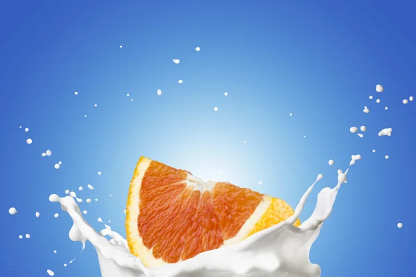 Arancione su spruzzi di latte — Foto Stock