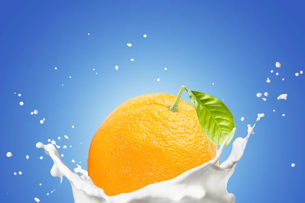 牛乳のスプラッシュ オレンジ — ストック写真