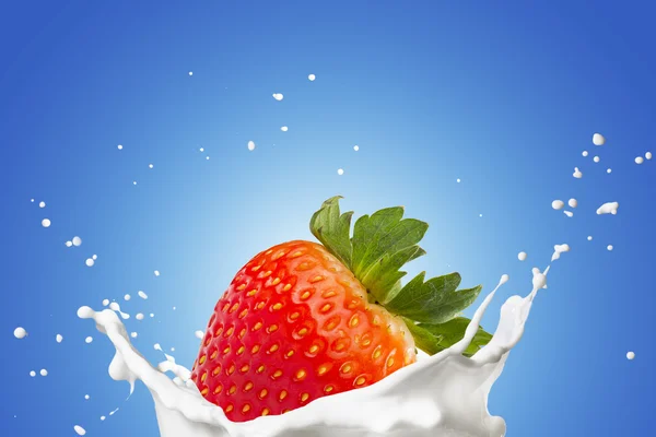 Fresa en salpicadura de leche — Foto de Stock