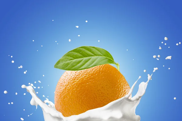 Naranja en salpicadura de leche — Foto de Stock