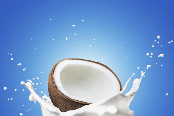 Coco no respingo de leite — Fotografia de Stock