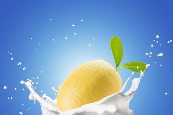 Zitrone auf Milchspritzer — Stockfoto