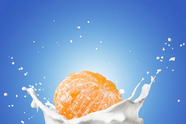 Оранжевый на молочном пятачке — стоковое фото