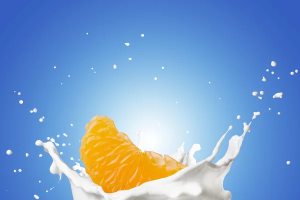 Orange On Milk Splash — Fotografie, imagine de stoc