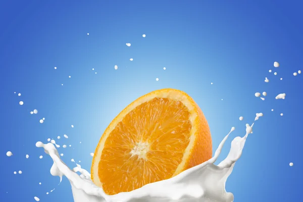 Naranja en salpicadura de leche — Foto de Stock