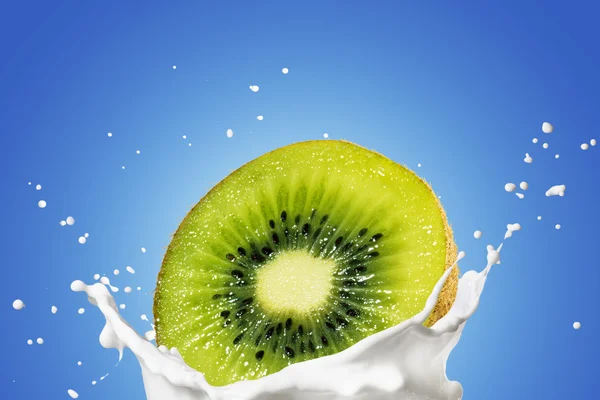 Kiwi en salpicadura de leche —  Fotos de Stock