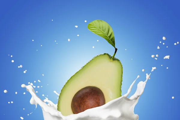 Avocado su spruzzi di latte — Foto Stock