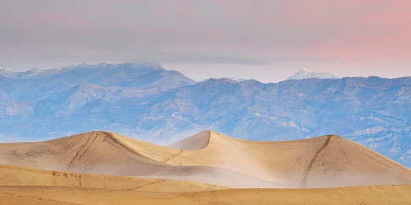 Desert Sand Dunes ao pôr do sol — Fotografia de Stock