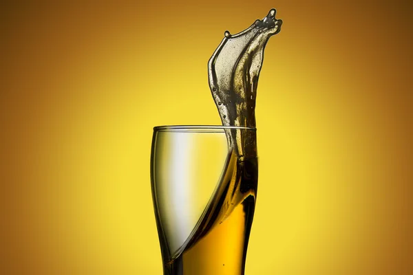 Glas öl splash — Stockfoto