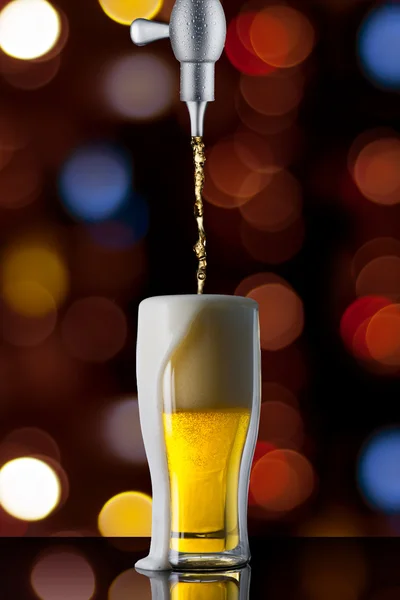 Μπύρα περιχύνουμε με το γυαλί — Φωτογραφία Αρχείου