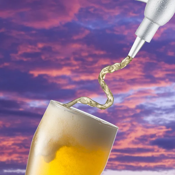 Μπύρα περιχύνουμε με το γυαλί — Φωτογραφία Αρχείου