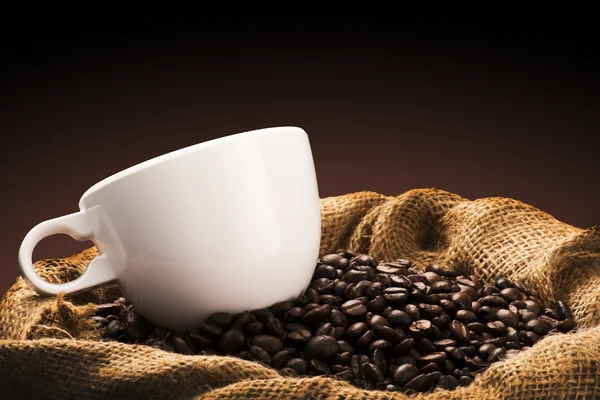 Xícara de café em grãos de café — Fotografia de Stock