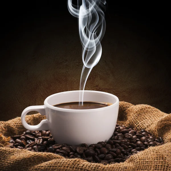 コーヒー豆にホット コーヒーのカップ — ストック写真