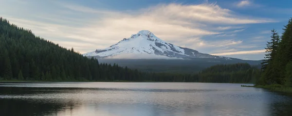 Montaña con gorra de nieve y lago —  Fotos de Stock