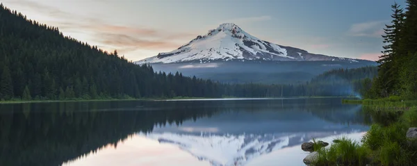 Mountain with snow cap and lake — Stock Photo, Image