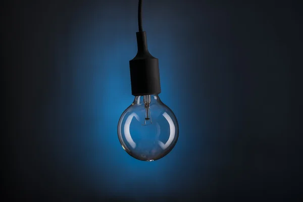 Light Bulb opknoping van het plafond. — Stockfoto
