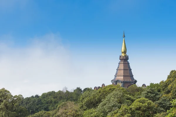 Doi Inthanon templet på toppen av ett berg — Stockfoto