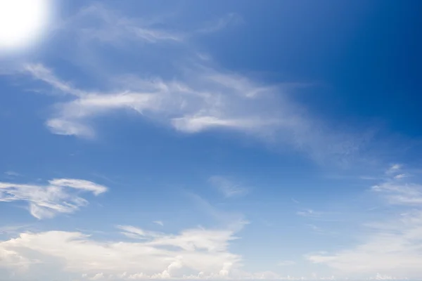 Bewolkte blauwe lucht — Stockfoto