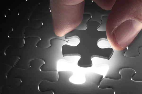 ışık ışıltı ile eksik yapboz parçası