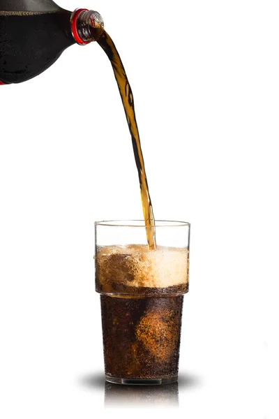 Cola Pour van fles naar glas — Stockfoto
