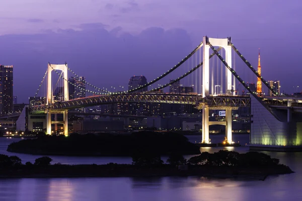 Regenboogbrug bij nacht — Stockfoto