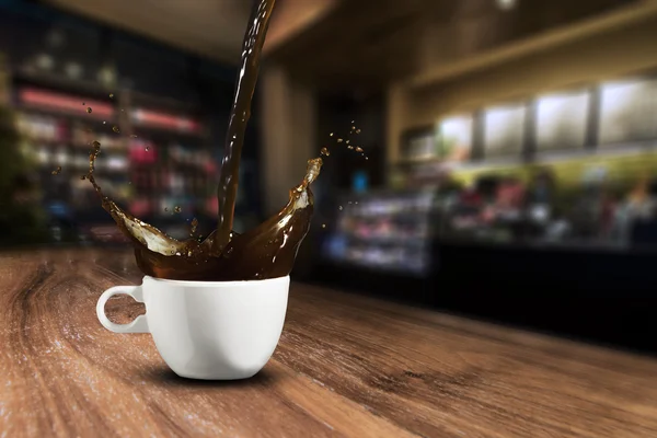 Kaffe Splash i Coffee Shop - Stock-foto