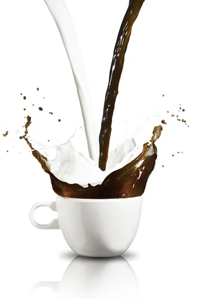 Kaffe og melk fra begeret. – stockfoto