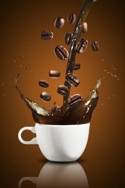 kahve çekirdekleri cam içine düşen