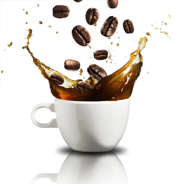 Kaffebönor falla i glas — Stockfoto