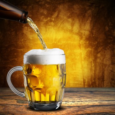 şişe ve bardak soğuk bira