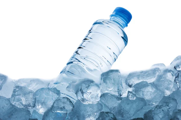 Botella de agua fría en cubos de hielo —  Fotos de Stock