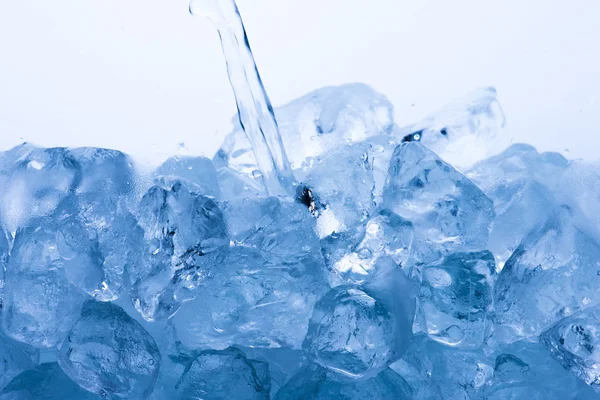Agua Vierta en cubitos de hielo — Foto de Stock