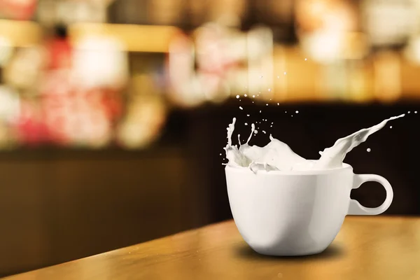 Salpicadura de leche en la cafetería — Foto de Stock