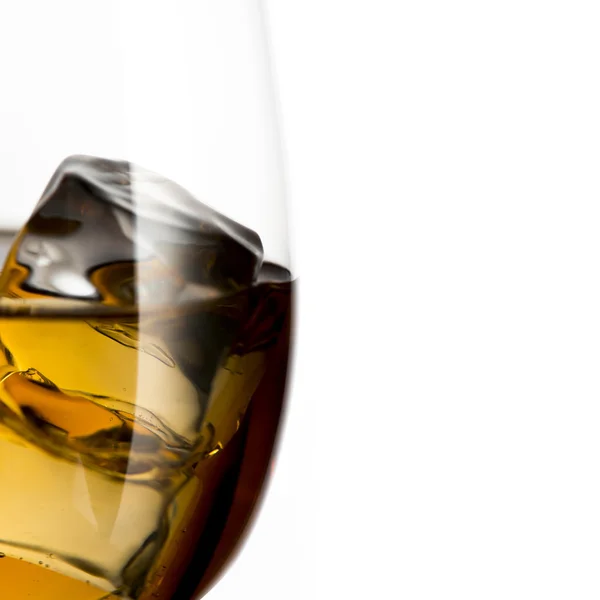 Whisky i glas med isbitar. — Stockfoto