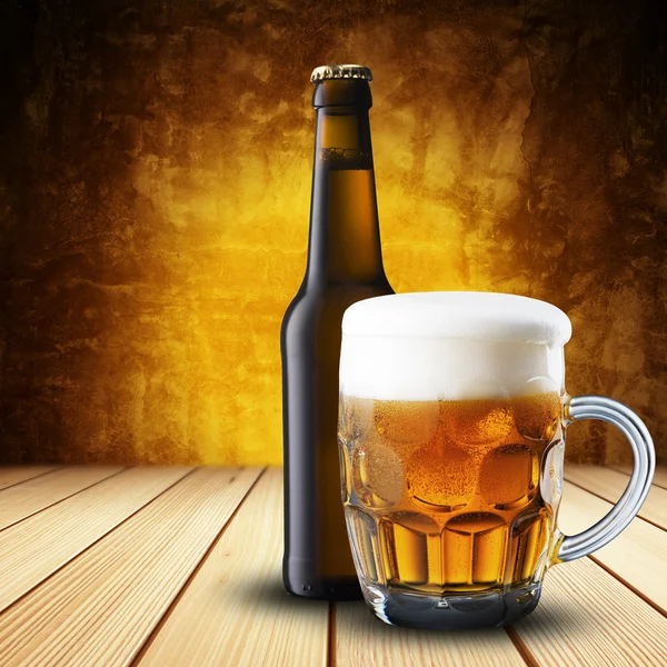 Butelkę i kieliszek zimne piwo — Zdjęcie stockowe