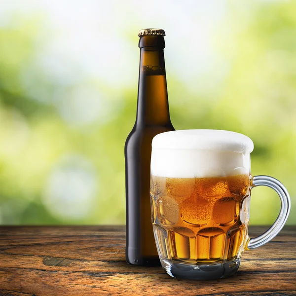 Flasche und Glas kaltes Bier — Stockfoto