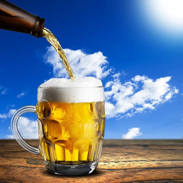 Бутылка и стакан холодного пива — стоковое фото