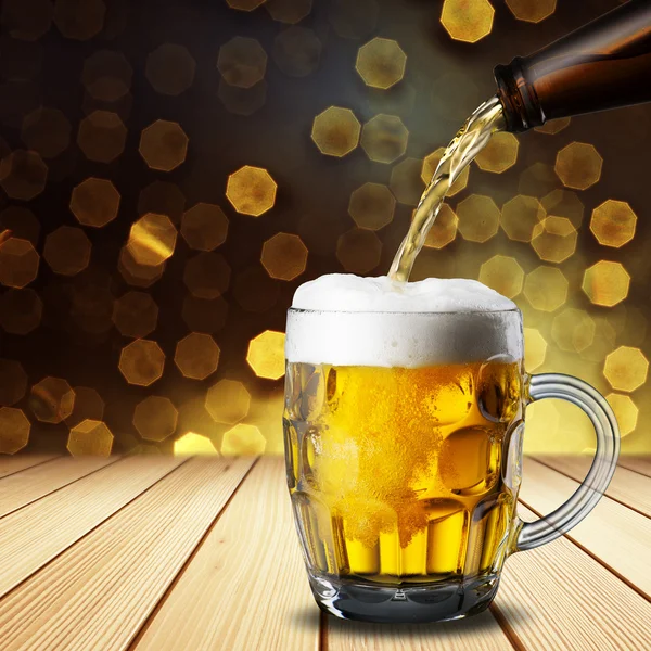 Flaska och glas kall öl — Stockfoto