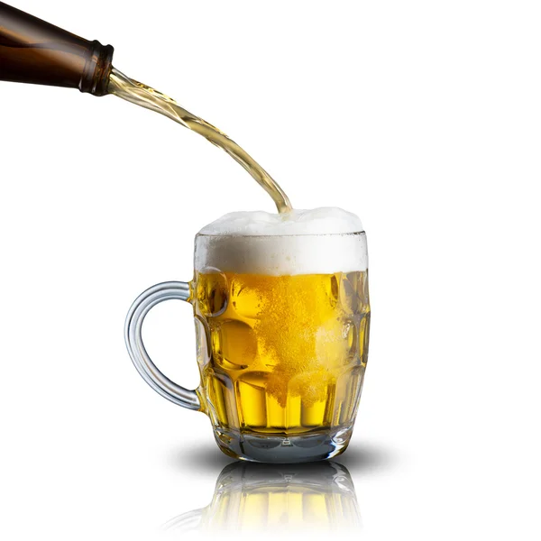 Cerveza verter de botella a vaso — Foto de Stock