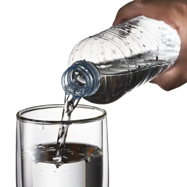 Hand Pour Water uit Water fles met glas — Stockfoto