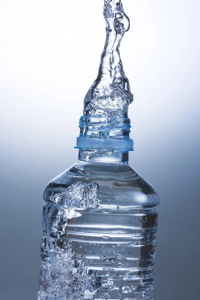 Water Pour from Water Bottle To Glass — Stock Photo, Image