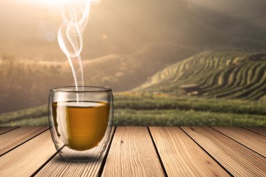 Ahşap masa üzerinde sıcak çay bardak