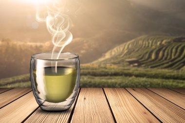 Ahşap masa üzerinde sıcak çay bardak