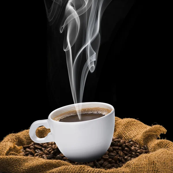 Tasse heißen Kaffee auf Kaffeebohnen — Stockfoto