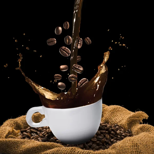 Kávová zrna do skla — Stock fotografie